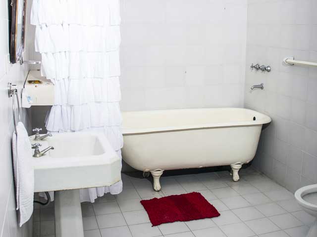 Baños de época reciclados con estilo.
