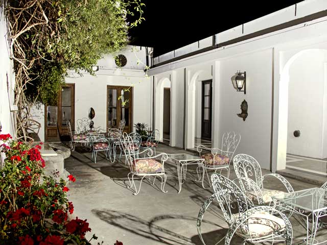 Patio colonial en las noches de verano