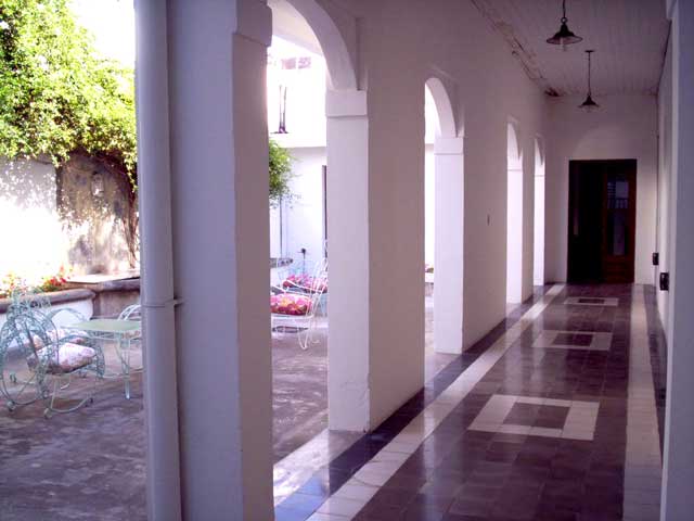Desayunos y acceso a la fuente y piscina.