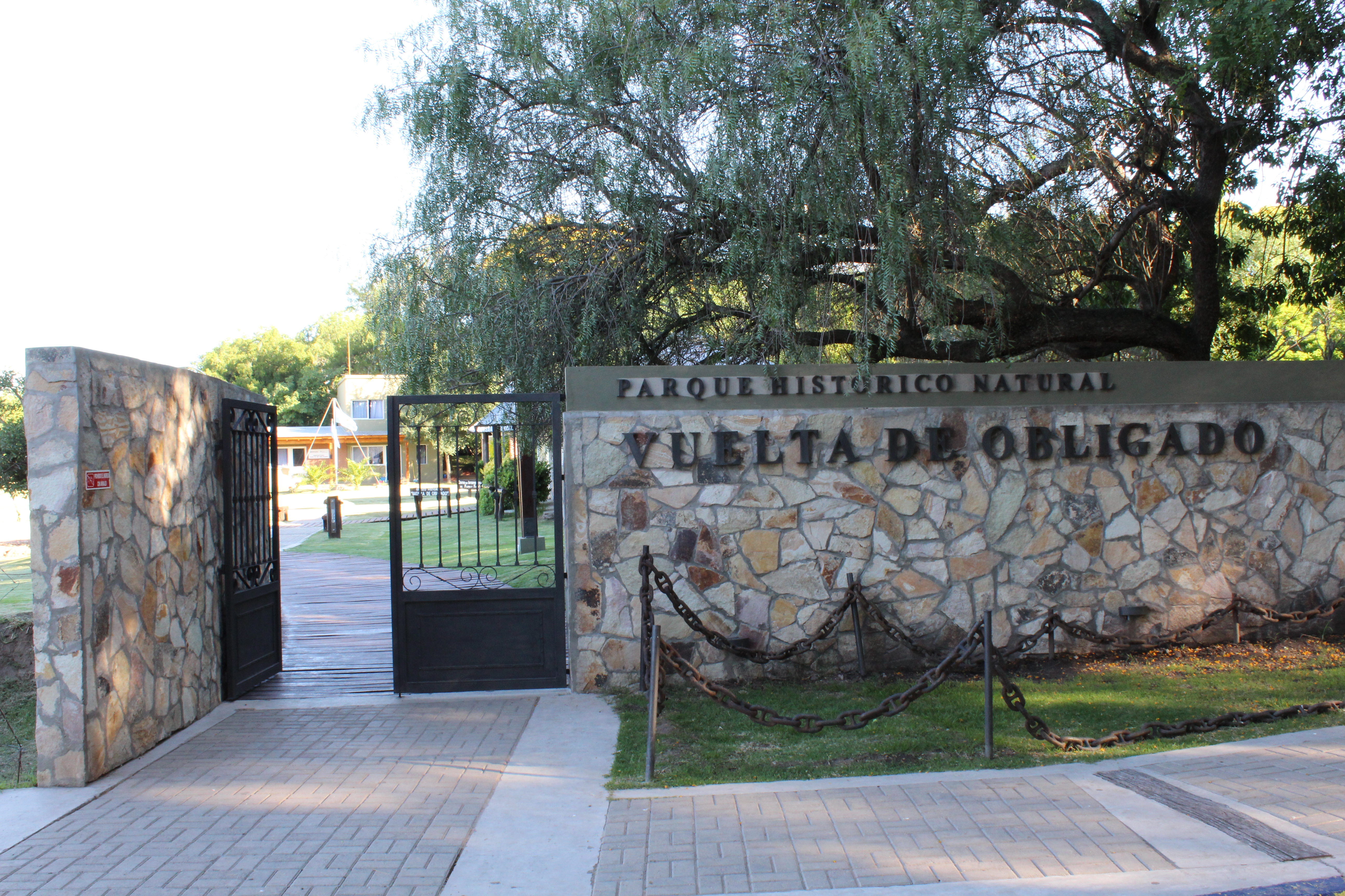 Vuelta de Obligado, San Pedro, el acceso al centro histórico del museo de la Batalla.